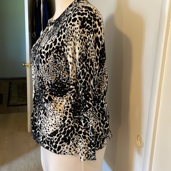 Croft & Barrow- long sleeved button up leopard print Cardigan. Size 1 X. EUC. - Picture 3 of 5